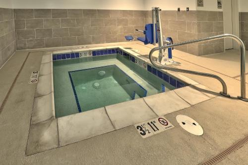 デュランゴにあるSpringHill Suites Durangoの建物内の大きなプール
