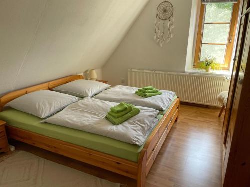 Postel nebo postele na pokoji v ubytování Krusenhagen Apartment with Garden
