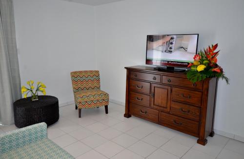 Télévision ou salle de divertissement dans l'établissement The Atrium Beach Resort and Spa Sint Maarten, Ascend Hotel Collection