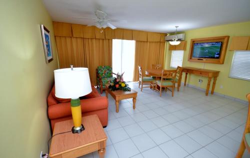 Télévision ou salle de divertissement dans l'établissement The Atrium Beach Resort and Spa Sint Maarten, Ascend Hotel Collection