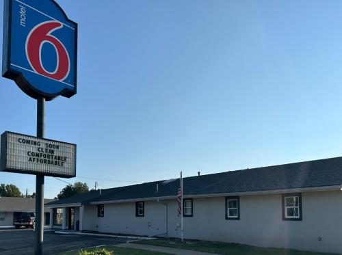 a building with a sign in front of it at Motel 6 Ponca City, OK in Ponca City