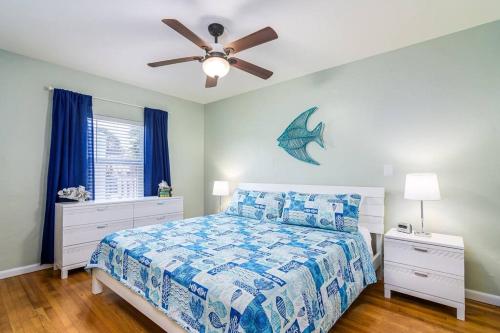 Ένα ή περισσότερα κρεβάτια σε δωμάτιο στο CB Beach House - Steps to The Sand, Surf and Sea