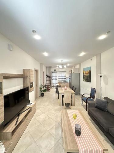Tide and Tonic spacious 1bd apartment with extra Loft Style Sleeping Area, Paleo Faliro