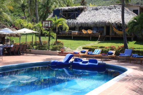 ein Schwimmbad mit Wasserrutsche in einem Resort in der Unterkunft Ranchos de Chana, Rancho Agua E Panela in Flandes