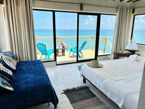 ein Schlafzimmer mit Bett und Blick auf das Meer in der Unterkunft Ranchos de Chana, Rancho Agua E Panela in Flandes