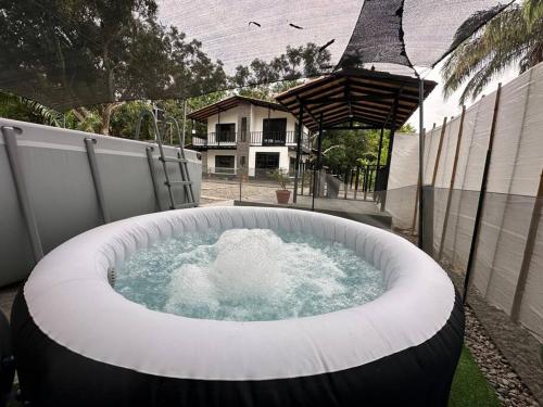 a large hot tub in a backyard with a house at Moderna casa campestre in Guamo