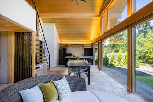 a living room with a couch and a table at Villa Metsä KARUIZAWA ヴィラメッサ軽井沢 in Karuizawa