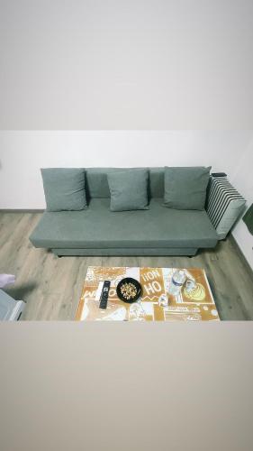 a green couch sitting in a living room at Fertile 101 in Charleroi