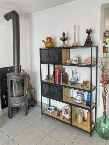 un salon avec une cheminée et un poêle dans l'établissement Détente à la Plage à Les Mathes, aux Mathes