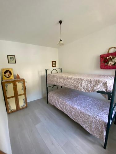 a bedroom with two bunk beds and a table at Casa rio Lera in Amandola