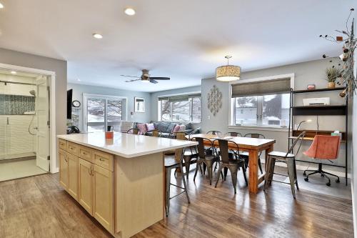 Φωτογραφία από το άλμπουμ του Beautifully Renovated 2 Room, 2 Bath Suite in Killington - Shuttle and Summer Pool! 542 σε Killington