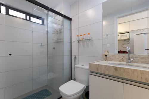 a bathroom with a toilet and a sink and a shower at Neo Duos #505 - Intermares por Carpediem in Ilha da Restinga