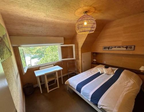 une chambre avec un lit, un bureau et une fenêtre dans l'établissement Mané Roz, au Bono