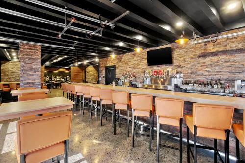 Ο χώρος του lounge ή του μπαρ στο Cobblestone Hotel & Suites - Wickenburg