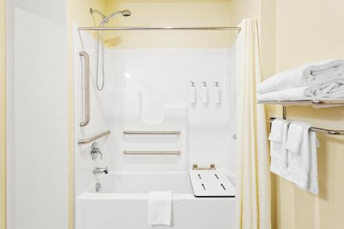 Ένα μπάνιο στο Cobblestone Hotel & Suites - Wickenburg