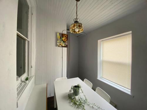 a dining room with a white table and chairs at Legacy - Spring Garden University City in Philadelphia