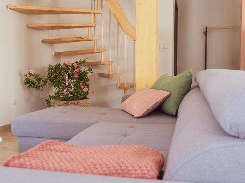 - un salon avec un canapé bleu et un escalier dans l'établissement Le Jardin de Buna - proche Europa Park, à Schoenau