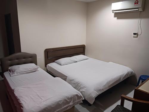 Postel nebo postele na pokoji v ubytování Hotel Kavanass Inn