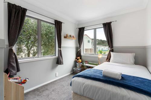 Katil atau katil-katil dalam bilik di Whanga Beach Bach and Sleep-out