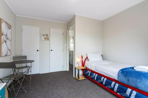 Katil atau katil-katil dalam bilik di Whanga Beach Bach and Sleep-out