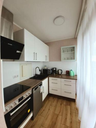 Η κουζίνα ή μικρή κουζίνα στο 2- Zimmer, 4Pers, direkt neben Einkaufszentrum, Hbf