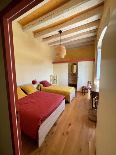 une chambre avec deux lits dans une pièce dans l'établissement Chateau de Lugérat - 4 chambres - 2 et 3 personnes, à Montignac-Charente