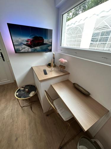 Cette petite chambre dispose d'une table et d'une fenêtre. dans l'établissement Chambre proche de Disneyland Paris, à Coutevroult