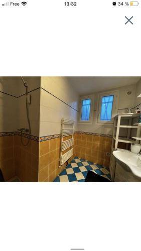 une salle de bain avec un lavabo et des toilettes dans l'établissement Maison 5 mn gare sncf, à Bourges