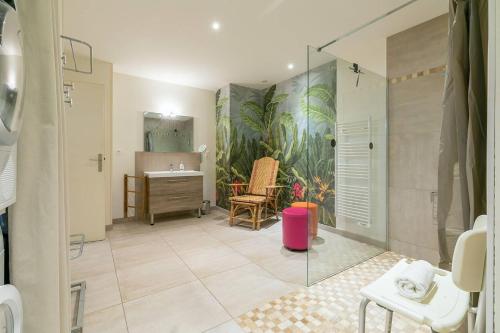 La salle de bains est pourvue d'un lavabo, d'un bureau et d'un miroir. dans l'établissement Suite Royale Barocco avec SPA, à Dijon