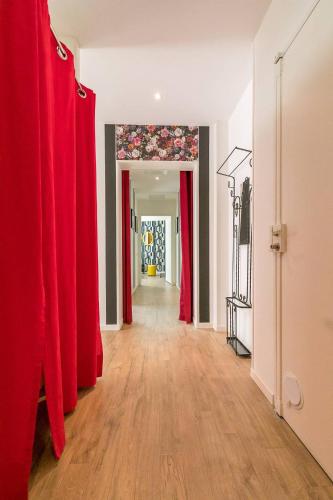 Cette chambre dispose d'un couloir avec des rideaux rouges. dans l'établissement Suite Royale Barocco avec SPA, à Dijon