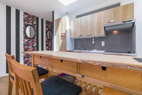 - une cuisine avec un comptoir et un évier dans l'établissement Suite Royale Barocco avec SPA, à Dijon