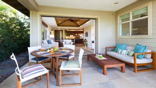 Ruang duduk di HAWAIIAN DREAM Relaxing KaMilo 3BR Home with Private Beach Club