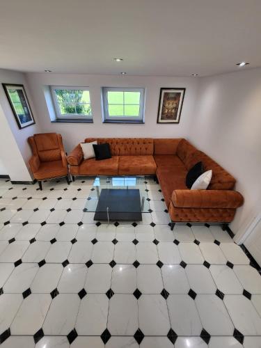 a living room with a couch and two chairs at NY-GOLDEN APARTMENTS-Dortmund Airport in Dortmund