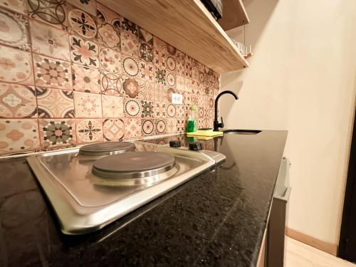 a kitchen with a stove and a counter top at Alquiler apartamento amoblado en Laureles NID201 By Roots Rentals in Medellín