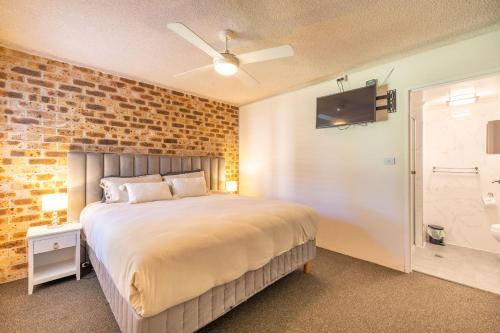 En eller flere senge i et værelse på Bay Parklands 27 2 Gowrie Ave pool tennis court spa and views