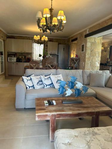 Ruang duduk di STONE Villa