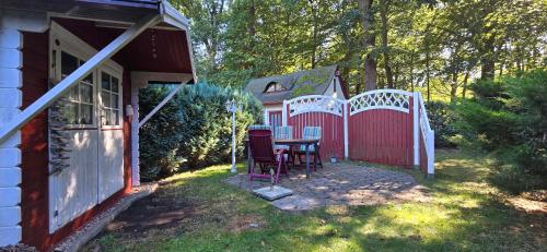 a backyard with a table and a fence at Ferienhaus FH6 in Graal-Müritz
