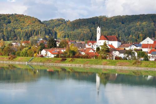 a small town next to a body of water at Garni Hotel Alber in Marktl
