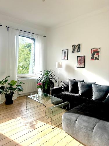 a living room with a couch and a glass table at Apartment Savanna im historischen Stadtkern Linn in Krefeld, nähe Düsseldorf Messe, Airport, Parkmöglichkeiten direkt vor dem Haus in Krefeld