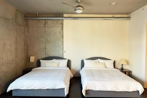 Posteľ alebo postele v izbe v ubytovaní Balcony Luxury High Rise Downtown Fremont Casinos