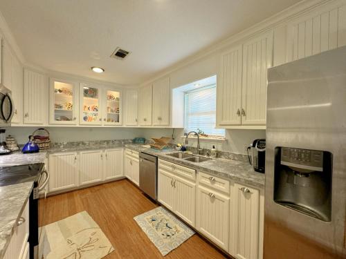 Η κουζίνα ή μικρή κουζίνα στο Sea Note Crystal Beach Home home