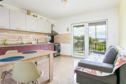 Apartments with parking space Split - 22293