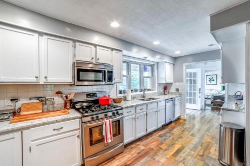 Η κουζίνα ή μικρή κουζίνα στο Home with Private Dock Near Colgate University
