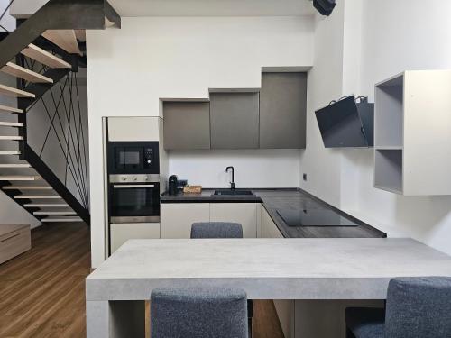 Η κουζίνα ή μικρή κουζίνα στο Mezzago Royal Suites