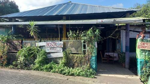 un petit bâtiment avec un panneau devant lui dans l'établissement Hostel María Ometepe, à Santa Cruz