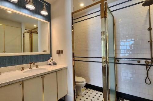 ein Badezimmer mit Waschbecken, Toilette und Spiegel in der Unterkunft Grand Florida 1 Bedroom Condo close to Beach - G601 in Na Jomtien