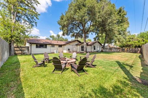 a group of chairs and a table in a yard at Spring nights, Fire Pit, BBQ, Games & Pet-Friendly in College Station