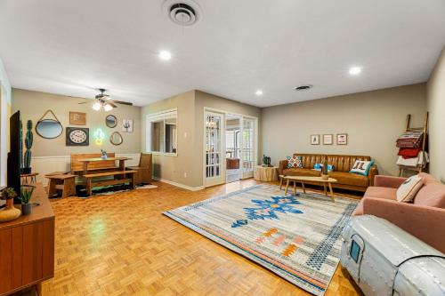 a living room with a couch and a table at Spring nights, Fire Pit, BBQ, Games & Pet-Friendly in College Station