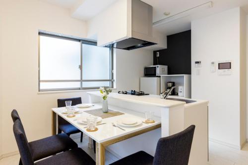 a kitchen and dining room with a table and chairs at Live Casa Tokyo浜松町 - Direct Haneda Monorail - Near Tokyo Tower - 1 Stop to Shinkansen in Tokyo