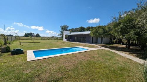 ein großer Garten mit einem Swimmingpool vor einem Haus in der Unterkunft Casa de Campo, Arroyo Seco in Arroyo Seco